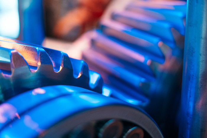 Detalhe de engrenagens e componentes de transmiss&atilde;o associados a turbina a vapor, evidenciando precis&atilde;o mec&acirc;nica e desempenho cont&iacute;nuo em gera&ccedil;&atilde;o de energia.