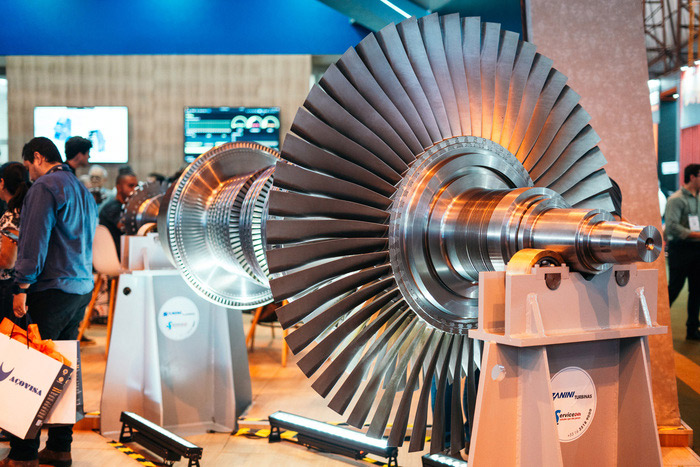 Turbina a vapor industrial em exposi&ccedil;&atilde;o t&eacute;cnica da Zanini Renk, destacando rotor e palhetas respons&aacute;veis pela gera&ccedil;&atilde;o de energia mec&acirc;nica com alta efici&ecirc;ncia.