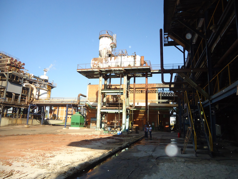 Desaerador industrial instalado em planta de geração de vapor, com tubulações e estrutura metálica integradas ao sistema de caldeira.