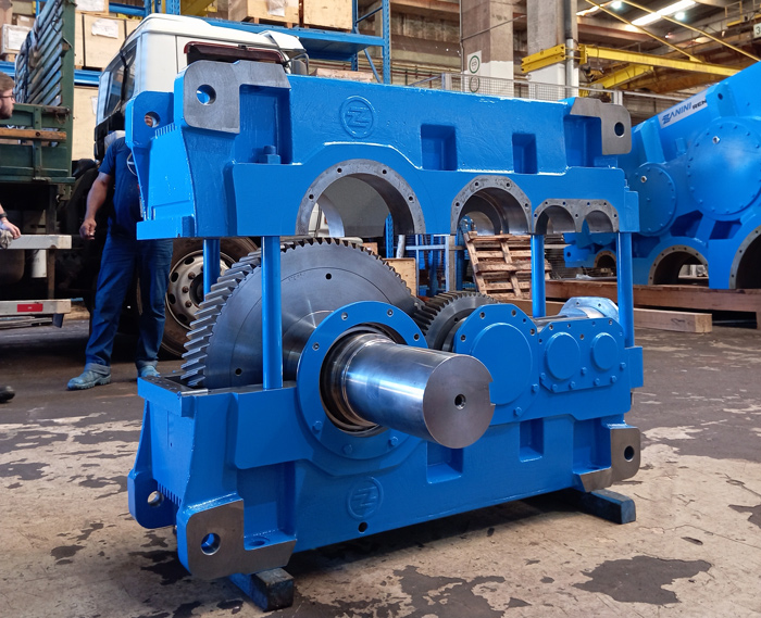 Redutor de velocidade com carcaça elevada, mostrando interior.