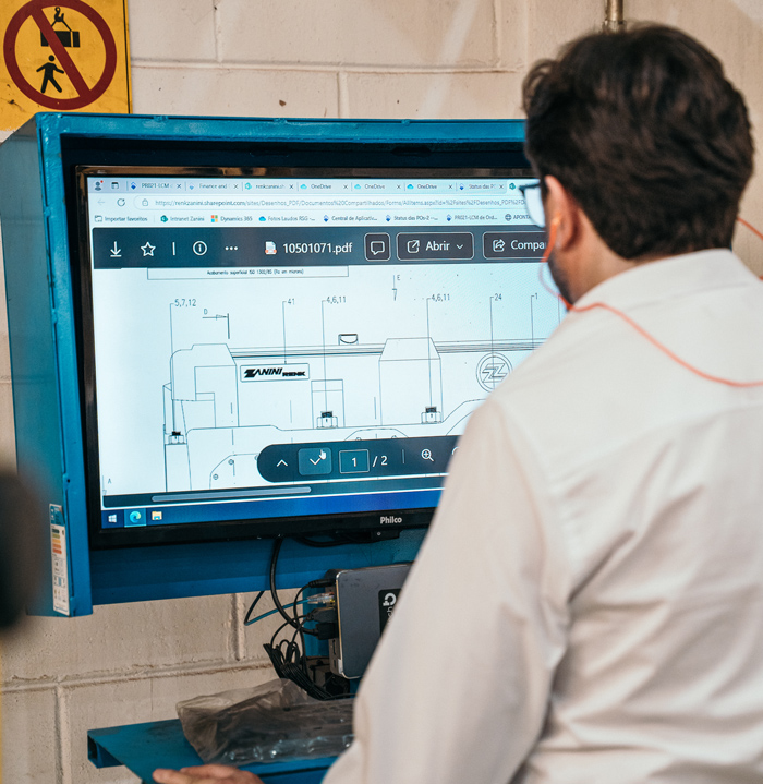 Engenheiro da Zanini Renk analisa projeto técnico digital do redutor de velocidade RSG, assegurando conformidade com os padrões de engenharia e desempenho.