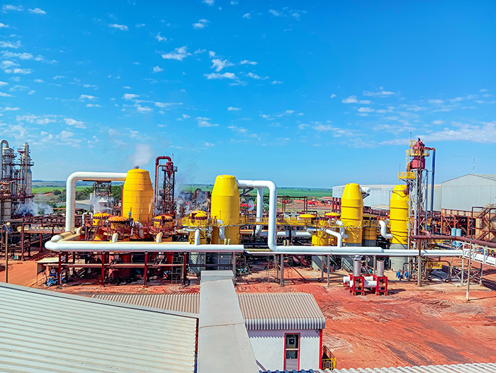 Vista de uma fábrica de açúçar.