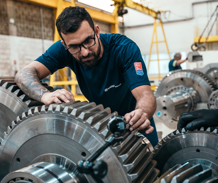 Engenheiro da Zanini Renk realiza medição de engrenagem de grande porte durante o processo de fabricação do redutor padronizado RSG, garantindo precisão e qualidade nos componentes.