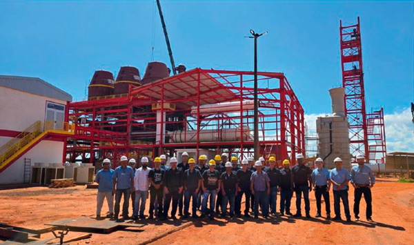 Time Zanini Renk em frente construção da Usina Caeté, entregue em modelo turn key pela Zanini Renk.