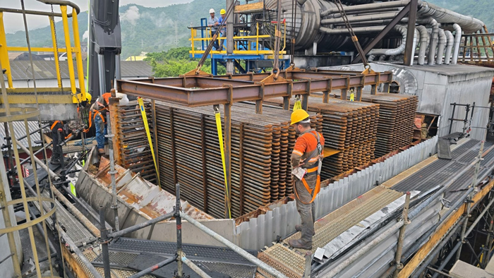 Instala&ccedil;&atilde;o de economizador em caldeira industrial, com m&oacute;dulos tubulares sendo posicionados na estrutura para reaproveitamento t&eacute;rmico dos gases quentes.