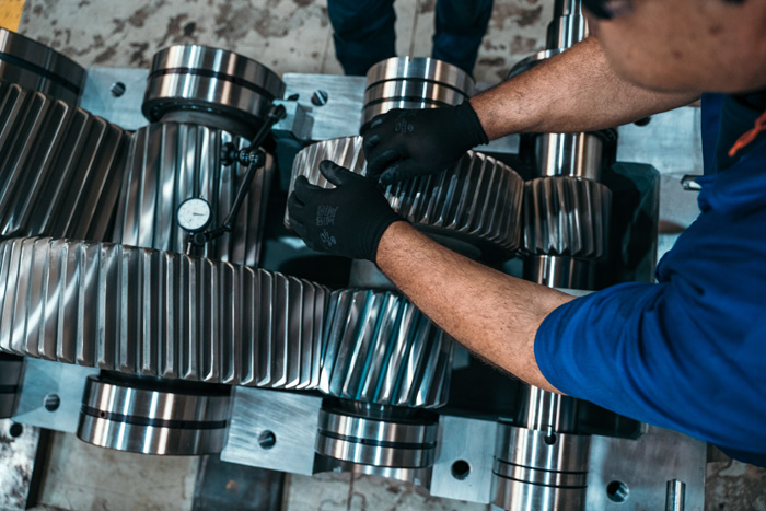 Profissional da Zanini Renk trabalhando na engenharia dos materiais.