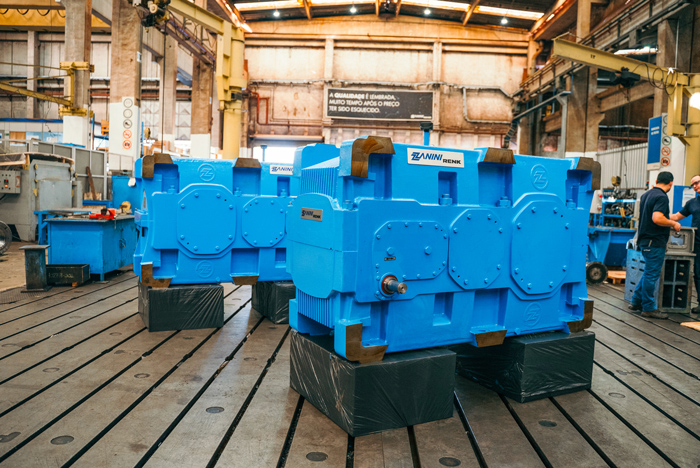 Redutores de velocidade RSG da Zanini Renk prontos na linha de montagem, representando a robustez, padronização e alto desempenho do produto.