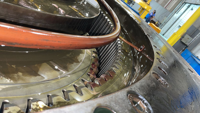 Close das engrenagens e da lubrificação interna do redutor, mostrando desgaste nos dentes e causas de falhas em redutores.