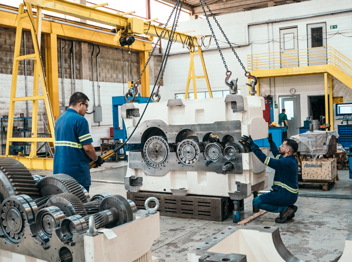Equipe técnica da Zanini Renk realiza a montagem do redutor padronizado RSG, com foco na engenharia de precisão e na eficiência do conjunto mecânico.