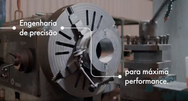 Imagem de turbina a vapor com escritos: engenharia de precisão para máxima performance.