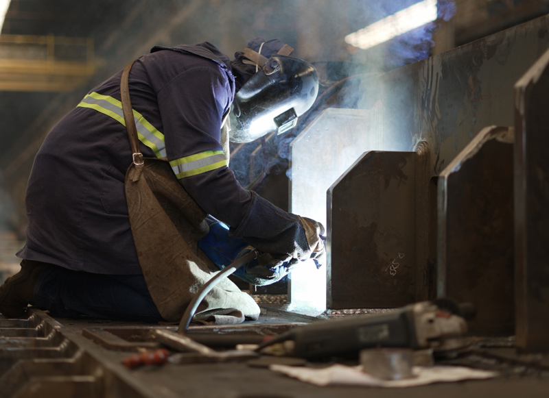 Soldador do Service 24h da Zanini Renk realizando reparo estrutural em ambiente industrial.