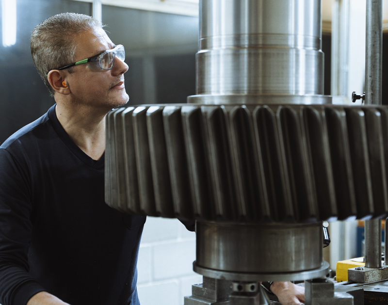 Engenheiro Zanini Renk conferindo precis&atilde;o dos dentes da engrenagem industrial.