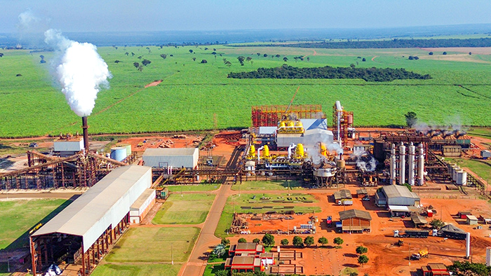 Foto de cima de uma usina de açúcar, totalmente equipada com equipamentos Zanini Renk de alta qualidade e durabilidade.