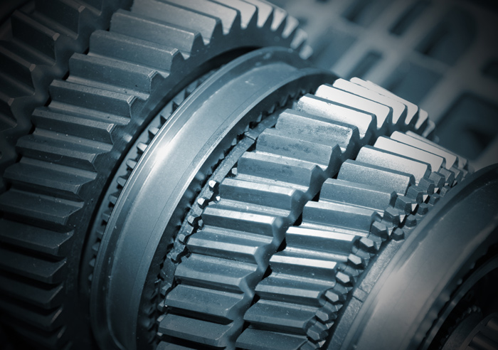 Engrenagens industriais de grande porte com dentes usinados com precisão, representando o resultado dos processos de fresamento e retificação realizados pela Zanini Renk.